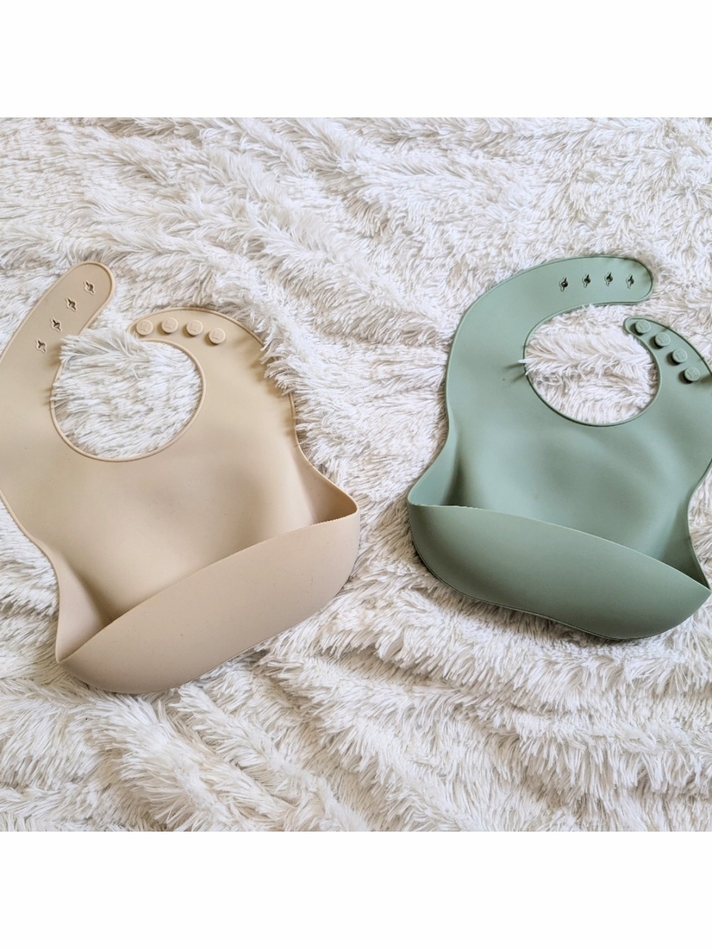 2 Silicone Baby Bibs with Crumb Catcher, Green And Beige